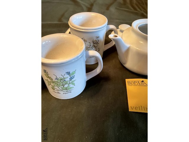 Lot 390 - wit porseleinen theekannetje met mokken, 3 stuks - afbeelding 3 van  4