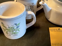 Lot 390 - wit porseleinen theekannetje met mokken, 3 stuks - afbeelding 3 van  4