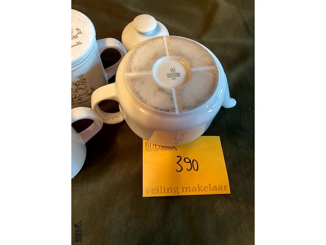 Lot 390 - wit porseleinen theekannetje met mokken, 3 stuks - afbeelding 4 van  4
