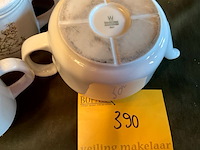 Lot 390 - wit porseleinen theekannetje met mokken, 3 stuks - afbeelding 4 van  4