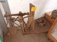 Lot 391 - antieke weegschaal met gewichten - afbeelding 1 van  3