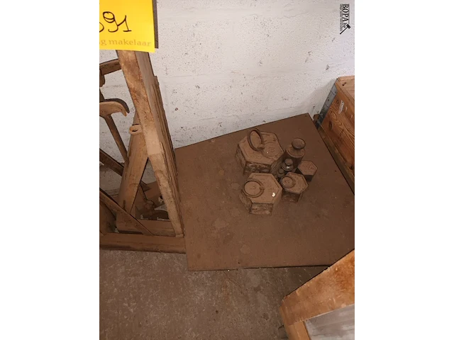 Lot 391 - antieke weegschaal met gewichten - afbeelding 2 van  3