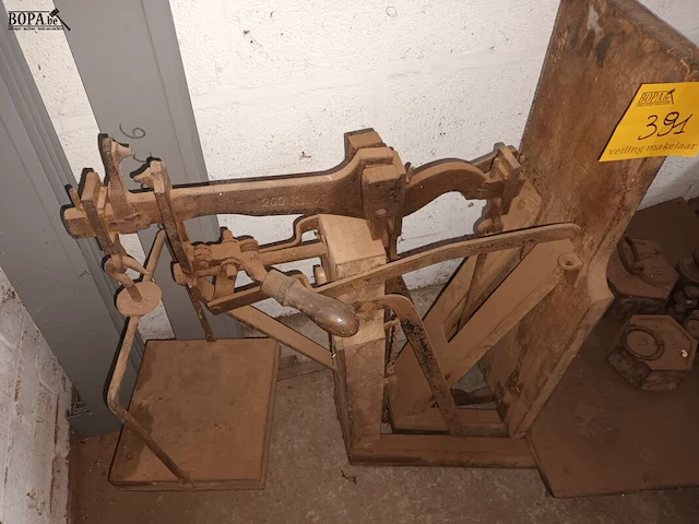 Lot 391 - antieke weegschaal met gewichten - afbeelding 3 van  3