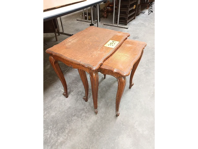 Lot 391 - bijzettafels. 2 stuks - afbeelding 2 van  3