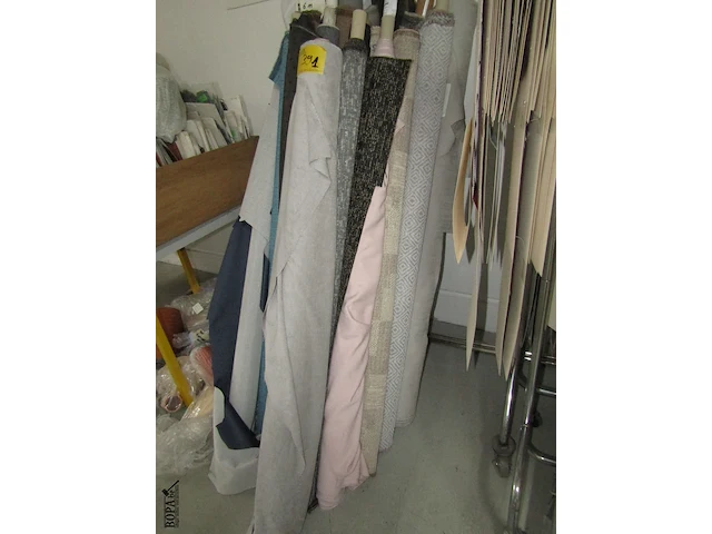 Lot 391 - restrollen met diverse stoffen. 20 stuks - afbeelding 2 van  2