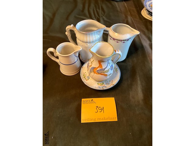 Lot 391 - variatie van melkkannetjes, 4 stuks - afbeelding 1 van  5