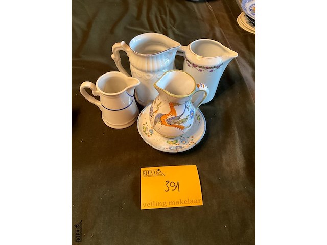 Lot 391 - variatie van melkkannetjes, 4 stuks - afbeelding 2 van  5