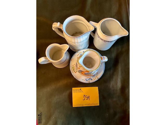 Lot 391 - variatie van melkkannetjes, 4 stuks - afbeelding 3 van  5