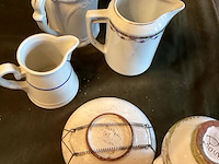 Lot 391 - variatie van melkkannetjes, 4 stuks - afbeelding 5 van  5