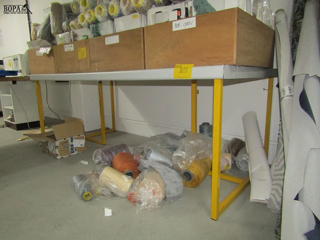 Lot 393 - werktafel - afbeelding 1 van  2