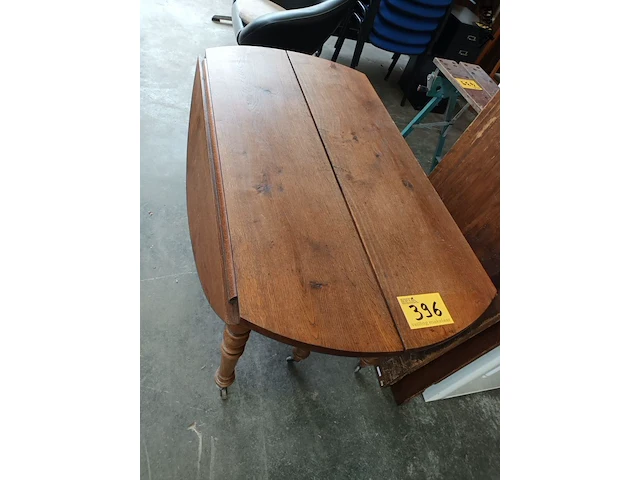 Lot 396 - antieke tafel met verlengstukken - afbeelding 1 van  5