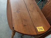 Lot 396 - antieke tafel met verlengstukken - afbeelding 1 van  5