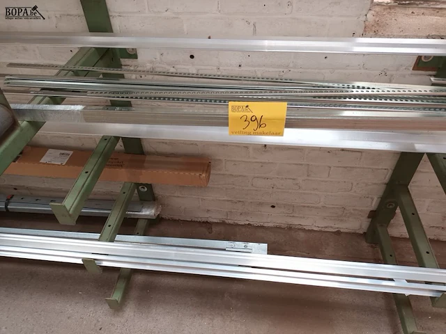 Lot 396 - diversen. inhoud rek - afbeelding 1 van  4
