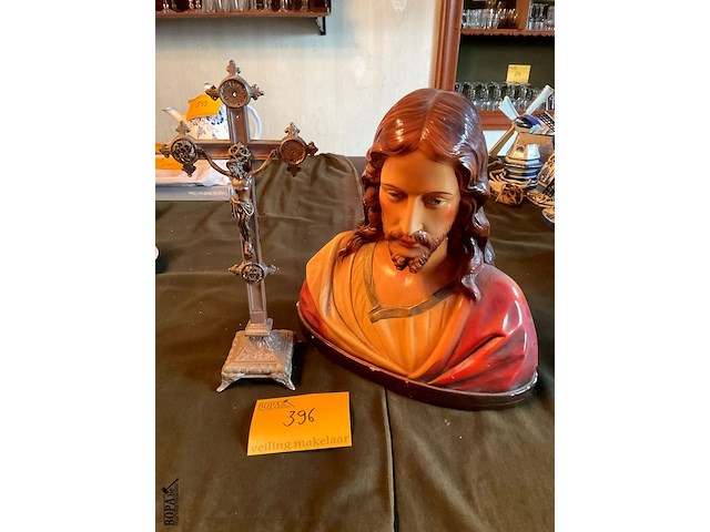 Lot 396 - religieus tinnen kruisbeeld/h.hartbeeld plaaster g. carli - afbeelding 1 van  6