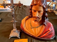 Lot 396 - religieus tinnen kruisbeeld/h.hartbeeld plaaster g. carli - afbeelding 1 van  6