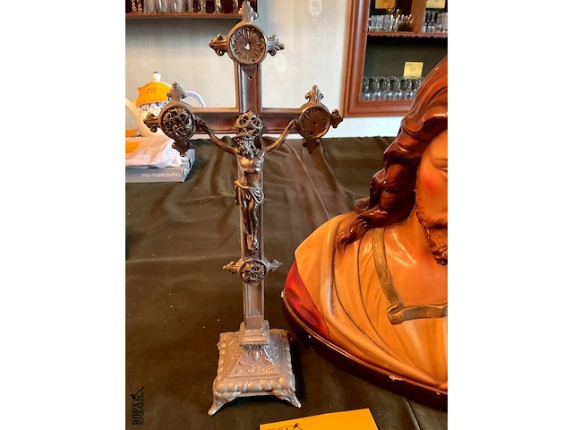 Lot 396 - religieus tinnen kruisbeeld/h.hartbeeld plaaster g. carli - afbeelding 2 van  6