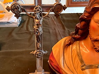 Lot 396 - religieus tinnen kruisbeeld/h.hartbeeld plaaster g. carli - afbeelding 2 van  6