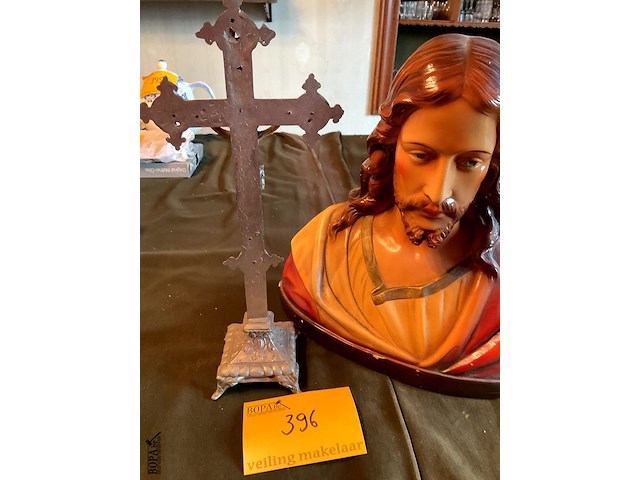 Lot 396 - religieus tinnen kruisbeeld/h.hartbeeld plaaster g. carli - afbeelding 3 van  6