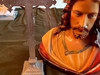 Lot 396 - religieus tinnen kruisbeeld/h.hartbeeld plaaster g. carli - afbeelding 3 van  6