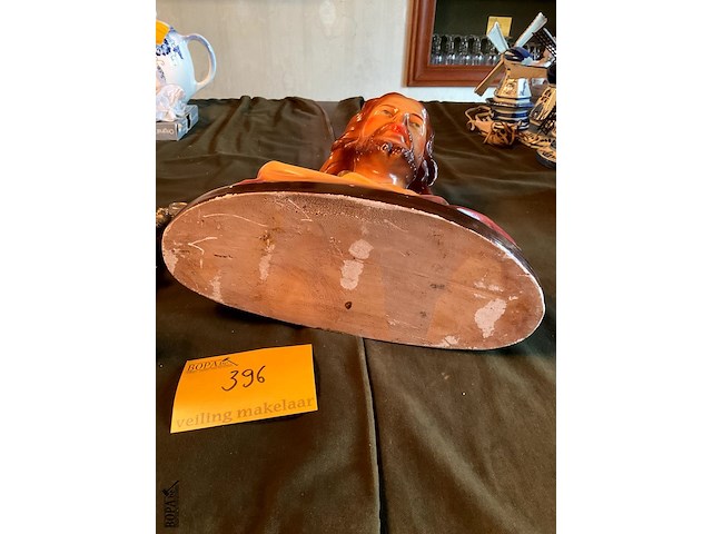 Lot 396 - religieus tinnen kruisbeeld/h.hartbeeld plaaster g. carli - afbeelding 5 van  6