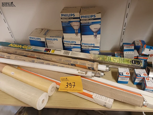 Lot 397 - lampen en behangpapier - afbeelding 1 van  4