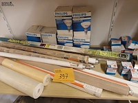 Lot 397 - lampen en behangpapier - afbeelding 1 van  4