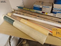 Lot 397 - lampen en behangpapier - afbeelding 2 van  4