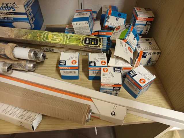 Lot 397 - lampen en behangpapier - afbeelding 3 van  4