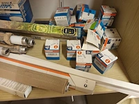 Lot 397 - lampen en behangpapier - afbeelding 3 van  4