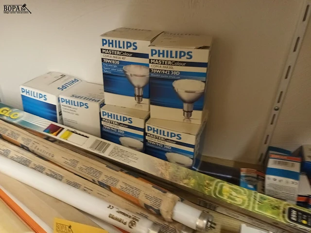 Lot 397 - lampen en behangpapier - afbeelding 4 van  4