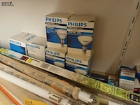 Lot 397 - lampen en behangpapier - afbeelding 4 van  4