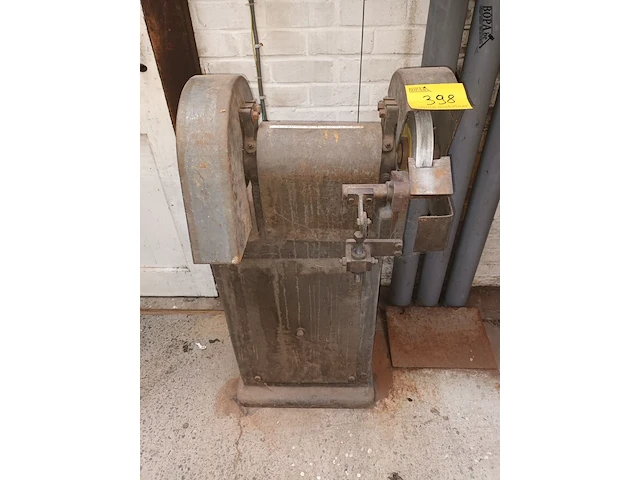 Lot 398 - slijpmachine voor beitels - afbeelding 1 van  4
