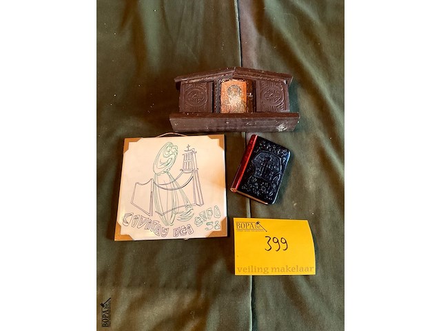 Lot 399 - expo 58 tegeltje/kerkboekje/kapelletje hout, 3 stuks - afbeelding 1 van  5