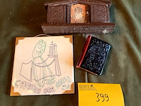 Lot 399 - expo 58 tegeltje/kerkboekje/kapelletje hout, 3 stuks - afbeelding 1 van  5