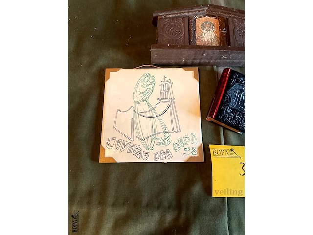 Lot 399 - expo 58 tegeltje/kerkboekje/kapelletje hout, 3 stuks - afbeelding 2 van  5