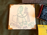 Lot 399 - expo 58 tegeltje/kerkboekje/kapelletje hout, 3 stuks - afbeelding 2 van  5