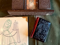 Lot 399 - expo 58 tegeltje/kerkboekje/kapelletje hout, 3 stuks - afbeelding 3 van  5