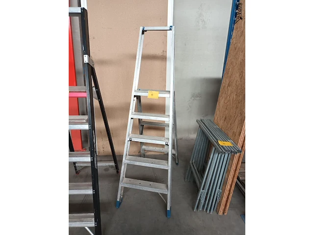 Lot 4 - aluminium trapladder ernst - afbeelding 1 van  3