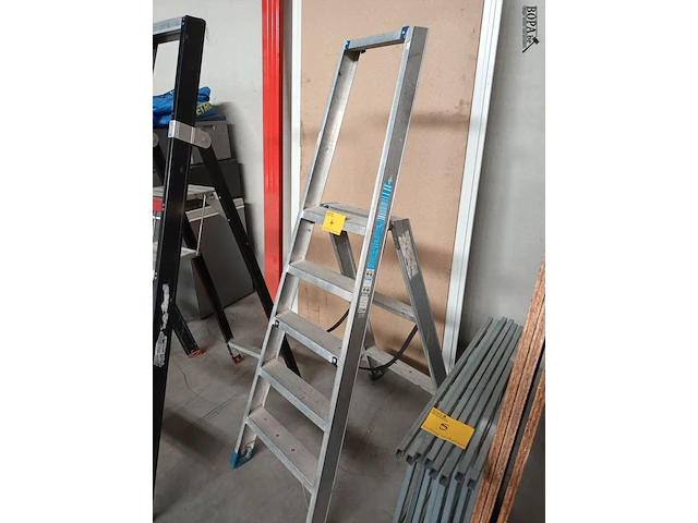 Lot 4 - aluminium trapladder ernst - afbeelding 2 van  3