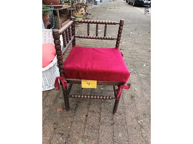 Lot 4 - antieke bobbin hoekstoel - afbeelding 1 van  6