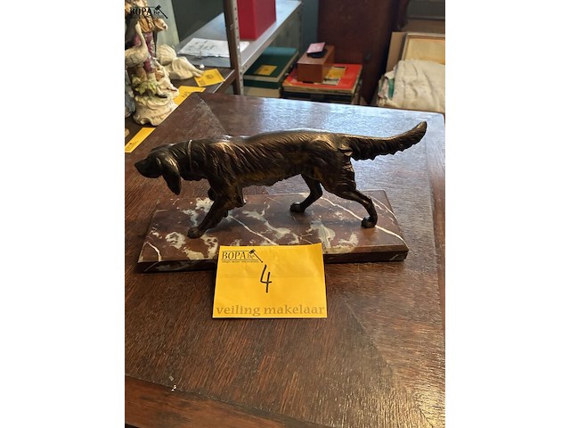 Lot 4 - beeld jachthond, brons of zamac, marmeren voet - afbeelding 1 van  2