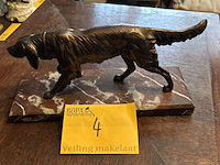 Lot 4 - beeld jachthond, brons of zamac, marmeren voet - afbeelding 1 van  2