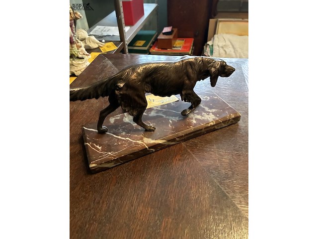 Lot 4 - beeld jachthond, brons of zamac, marmeren voet - afbeelding 2 van  2
