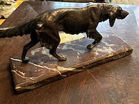 Lot 4 - beeld jachthond, brons of zamac, marmeren voet - afbeelding 2 van  2