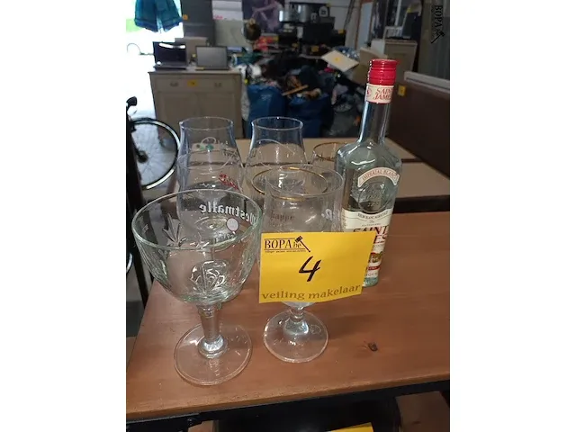 Lot 4 - bierglazen en aangebroken fles rum. 8 stuks - afbeelding 1 van  3