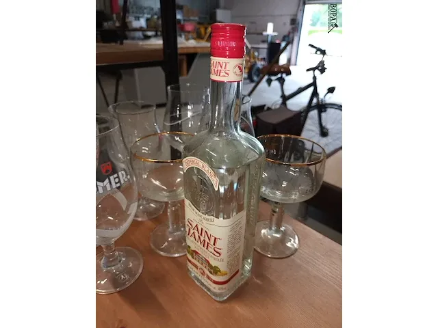 Lot 4 - bierglazen en aangebroken fles rum. 8 stuks - afbeelding 2 van  3