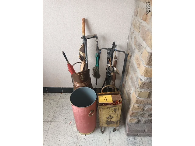 Lot 4 - haard benodigdheden en paraplubakken - afbeelding 1 van  4