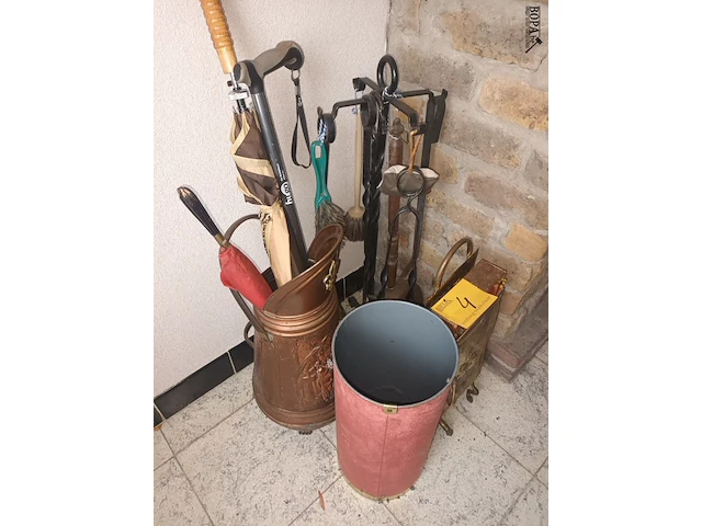 Lot 4 - haard benodigdheden en paraplubakken - afbeelding 2 van  4