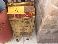 Lot 4 - haard benodigdheden en paraplubakken - afbeelding 3 van  4
