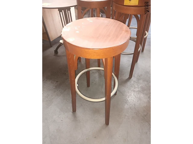 Lot 4 - houten barkruk. 8 stuks - afbeelding 2 van  3